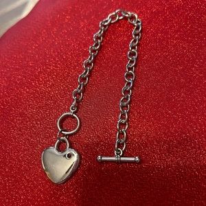 Women’s Vintage costume jewelry 8” silver with heart/rhinestone toggle bracelet